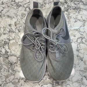 Nike Juvenate Women's shoe sneaker mesh gray running shoe 6.5 foldable